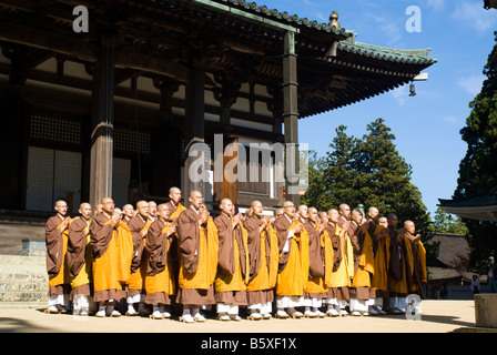 Les moines shingon bouddhistes prient dans Danjo Garan KOYASAN complexe monastique en Japon Banque D'Images