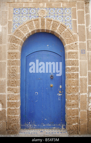 Porte dans medina, Essaouira, Maroc, Afrique Banque D'Images