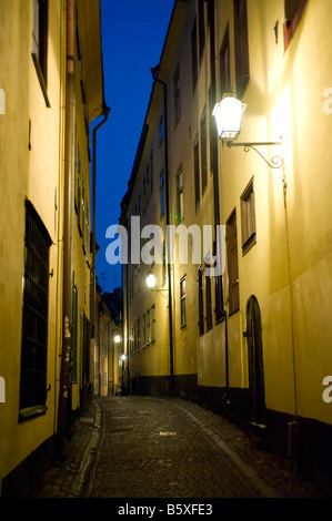 Vue nocturne de la rue éclairée à Gamla Stan la vieille ville de Stockholm Suède 2008 Banque D'Images