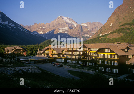 Vue de la vallée du Glacier Lodge de Swiftcurrent au milieu des montagnes Rocheuses de Glacier National Park, Montana. Banque D'Images