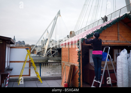 Woman putting touche finale à la décoration de décrochage pour Cologne Marché de Noël sur Londres South Bank Noël 2008 Banque D'Images