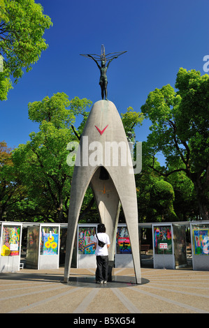 Children's Peace Monument, Parc de la paix, Hiroshima City, Hiroshima Prefecture, Honshu, Japan Banque D'Images