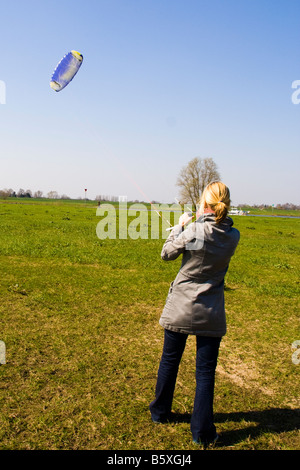 Girl flying a kite dans un paysage ouvert Banque D'Images