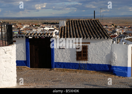 Architecture traditionnelle dans le village de Campo de Criptana, province de Ciudad Real, Castille-La-Manche, Espagne Banque D'Images