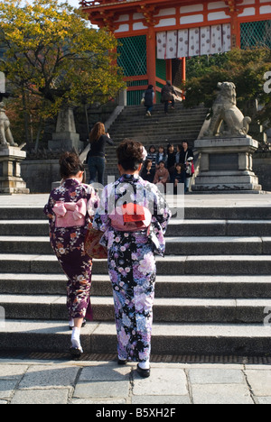 Les femmes portant le costume traditionnel yukata à Kyoto au Japon Banque D'Images