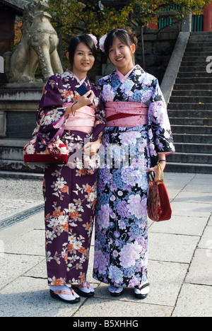 Les femmes portant le costume traditionnel yukata à Kyoto au Japon Banque D'Images