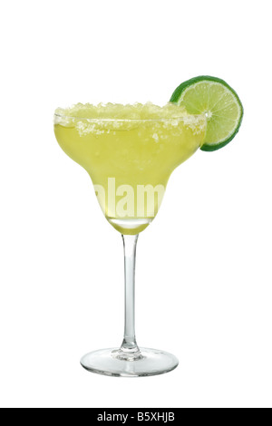 Margarita verre avec découpe en tranches de lime isolé sur fond blanc Banque D'Images