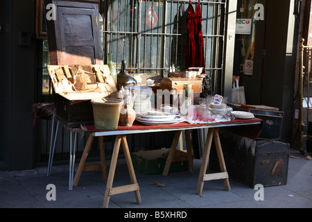 Magasin de vente brick a brack dans la ville de Londres. Banque D'Images