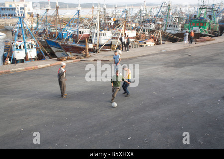 Les Pêcheurs jouant au football après journée de travail, Port, Essaouira, Maroc, Afrique Banque D'Images