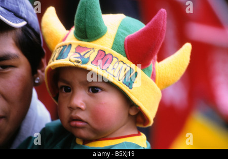 Jeune fan de football patriotique portant un chapeau en feutre aux couleurs du drapeau national lors d'un match international, la Paz, Bolivie Banque D'Images