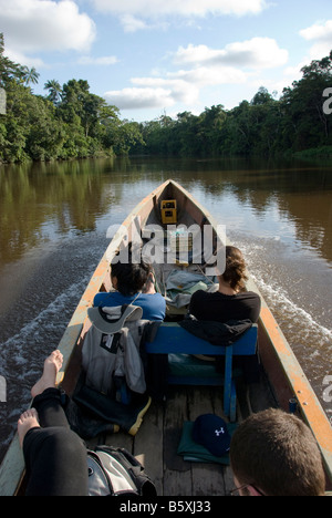 Un groupe de jeunes touristes faire une balade en bateau à travers l'Amazone Banque D'Images