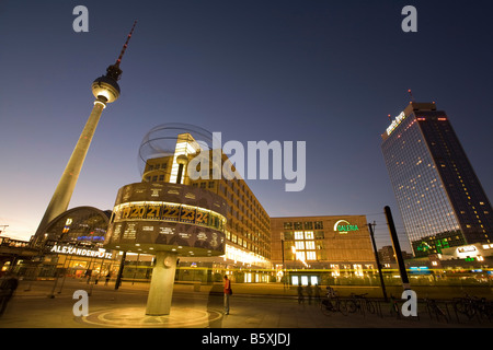 L'Alexanderplatz, la tour de télévision de l'horloge mondiale Galeria Kaufhof warehouse Park Hotel nuit à Berlin Banque D'Images