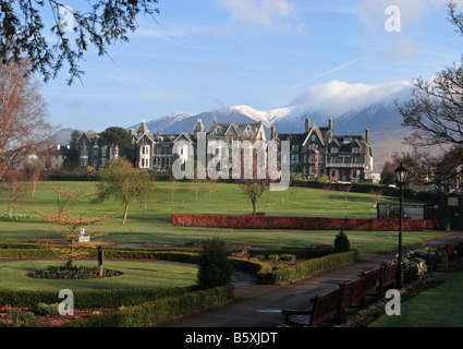 Une vue de l'espoir dans le parc à Keswick vers un des sommets enneigés Skiddaw, Cumbria, England, UK Banque D'Images