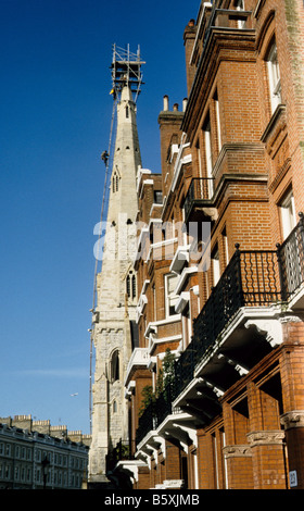 Flèche de St Peter, Église arménienne, Cranley Gardens, Kensington, Londres, avec Steeplejacks Mansion et à proximité des blocs. Banque D'Images