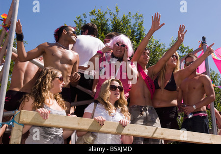 Royaume-uni, Angleterre, 4 août 2007. Le défilé passe au cours de la Gay Pride annuelle de cas à Brighton. Utilisez UNIQUEMENT ÉDITORIALE Banque D'Images