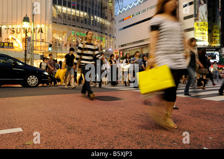 Célèbre rue piétonne en face de scramble QFront bâtiment. (Shibuya Shibuya-ku). Tokyo. Banque D'Images