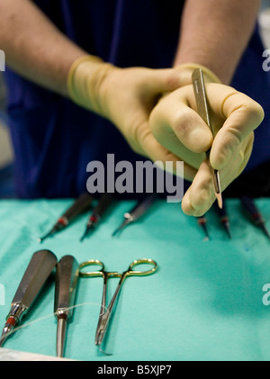 Un médecin est titulaire d'un scalpel prêt à effectuer un hôpital du NHS au Royaume-Uni Banque D'Images