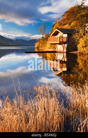 Tôt le matin, la lumière tombe sur un hangar à bateaux près de Pooley Bridge sur les rives de l'Ullswater dans le Lake District Angleterre UK Banque D'Images