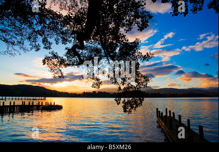 Coucher de soleil sur le lac Windermere Lake District Cumbria England UK Banque D'Images