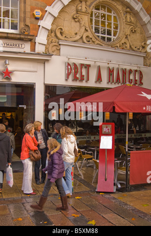 Pret A Manger,la chaîne de sandwich avec les gens de l'extérieur de la boutique dans la rue, à Norwich, Norfolk, uk Banque D'Images