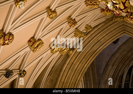 Le transept sud restauré toit de la cathédrale de York, York, Angleterre, montrant les pierres tombales en bois doré. Banque D'Images