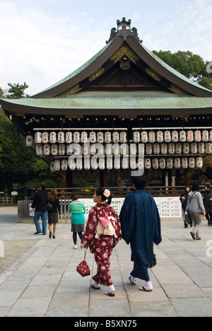 Les lanternes dans Temple Sensoji Temple Yasaka dans le quartier de Gion de Kyoto au Japon - Couple wearing yukata Banque D'Images