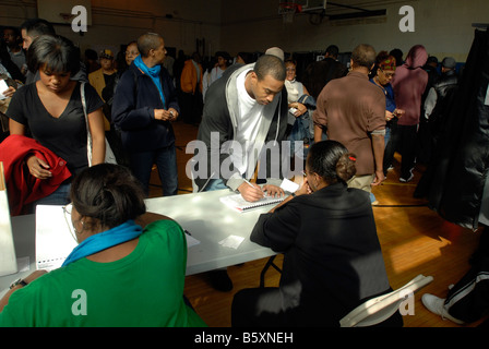 Les électeurs dans le quartier de Harlem à New York le jour de l'élection le mardi 4 novembre 2008 Richard B Levine Banque D'Images