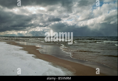 Les nuages de tempête hivernale sur le lac Michigan à Grand Haven, au Michigan Banque D'Images