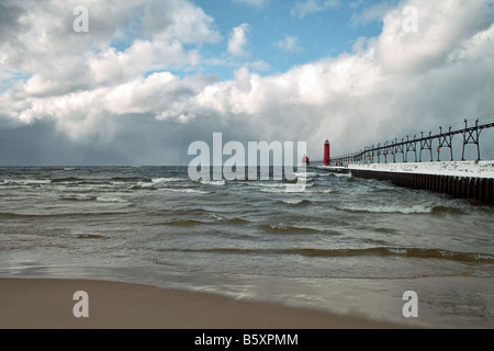 Les tempêtes d'hiver venant sur le rivage du lac Michigan Banque D'Images