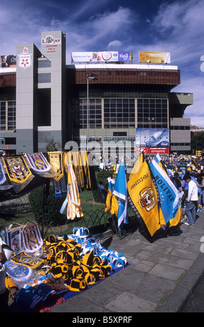 Bolivar et le plus fort des chapeaux et drapeaux pour vente en dehors de l'Hernando Siles stadium pour La Paz, Bolivie football match derby Banque D'Images