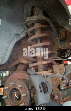 Béquille avant du véhicule et axel en auto service shop Banque D'Images