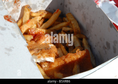 À moitié mangé du poisson et des frites avec du ketchup dans une boîte en carton blanc de l'Ontario 8 octobre 2006 Killarney Banque D'Images