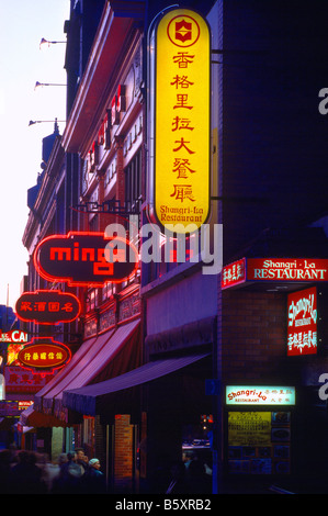 Chinatown, Vancouver, BC - Colombie-Britannique, Canada - Restaurant Chinois et magasin, enseigne au néon de couleur s'allume au crépuscule Banque D'Images