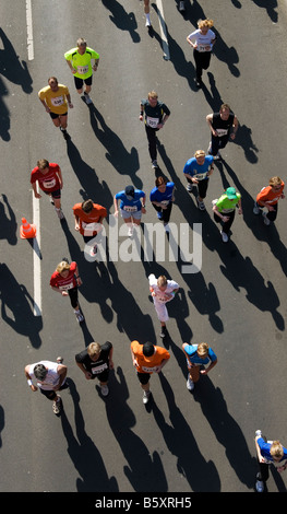 Les coureurs de marathon vu de dessus Banque D'Images