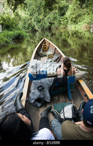 Un groupe qui se rendent dans leur loge dans un bateau à travers l'Amazone Banque D'Images