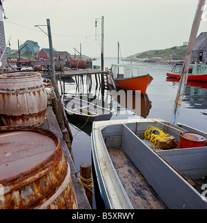 Village de pêcheurs sur la côte Est du Canada, l'Océan Atlantique (Nouvelle-Écosse) les bateaux de pêche ancrés par jetty Banque D'Images