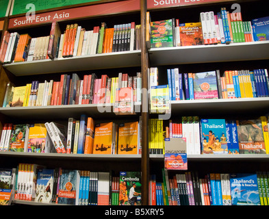 Guides de voyage de l'Asie du Sud est en vente dans une librairie en Bretagne Banque D'Images