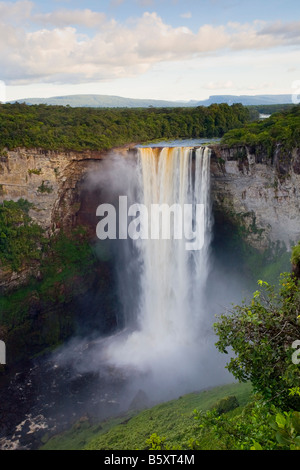 Cascade KAIETEUR, la deuxième plus haute chute d'eau chute unique en Amérique du Sud, la rivière Potaro, Guyana. Banque D'Images