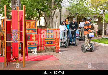 SegCity San Antonio de tournée du groupe sur l'utilisation d'un Segway à La Villita Historic Arts Village Banque D'Images