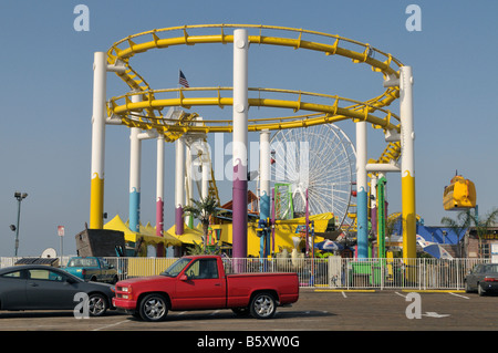 Le modeste mais populaire montagnes russes au Pacific Park, Santa Monica Pier Banque D'Images