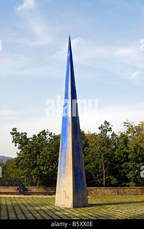 Statue dans un jardin de sculptures à l'extérieur Fondation Joan Miró à Barcelone Espagne Banque D'Images