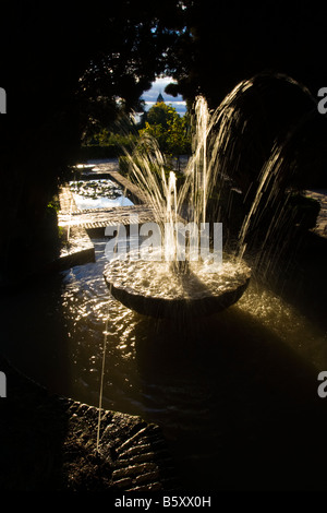 Lumière du soir met en évidence des jets d'eau dans les jardins du Generalife, La Alhambra, Granada, Andalousie, espagne. Banque D'Images