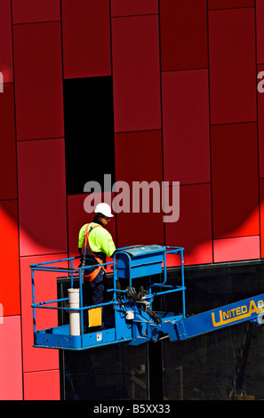 Construction / un travailleur de la construction, des travaux en toute sécurité d'un ascenseur hydraulique de la rampe.Victoria de Melbourne en Australie. Banque D'Images