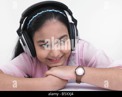 Portrait d'une adolescente asiatique d'origine indienne d'écouter de la musique Banque D'Images