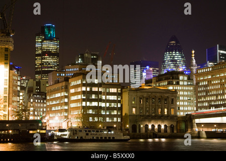 Nuit libre ville de London nat west tower gherkin tamise London England uk go Banque D'Images