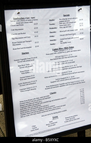 Menu de restaurant avec des prix en livres sterling dans la ville de Stratford Upon Avon, Warwickshire, Angleterre Banque D'Images