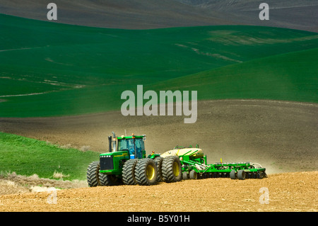 Un tracteur tire un semoir pneumatique pour planter les haricots, les pois chiches au printemps dans la région de Washington Palouse Banque D'Images