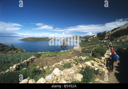 Les touristes à la vue sur l'île au Soleil , le Lac Titicaca , Bolivie Banque D'Images