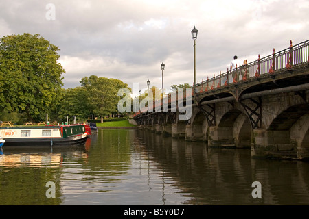 15-04 sur la rivière Avon, dans la ville de Stratford Upon Avon Warwickshire Angleterre Banque D'Images