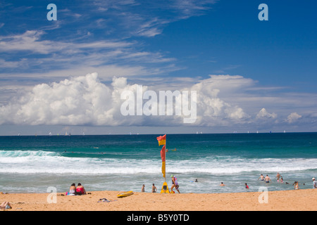 Palm beach sur les plages du nord de Sydney avec surf sauvetage drapeaux rouge et jaune,Sydney, Australie Banque D'Images